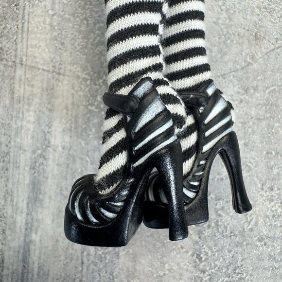 Monster High Wave 1 Frankie Stein Doll With Outfit Heels Belt Earrings 2008 - Picture 5 of 7